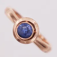 Ring, syntetisk blå safir, stl 17¾, roséguld, 14K Vikt: 3,6 g