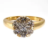 Ring, 18K guld, Diamanter 1x 0,10 + 6x 0,08ct, Ø17¼ mm, bredd 2,3 - 8 mm, fint skick Vikt: 3,1 g