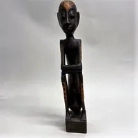 Skulptur, sittande man, höjd 42,5cm, snidat dekorerat trä, Afrika