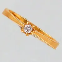 Ring med diamant ca 0,05ctv, stl 16¼, bredd 3-4mm, Stjärnringen. 18K Vikt: 2,3 g
