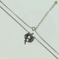 Collier med integrerat hänge med odlade pärlor, Ø ca 2-2,5mm, ärtlänk, justerbar längd ca 38-44cm, stämplad Pe. Silver.  Vikt: 10,1 g