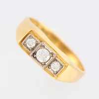 Ring med Diamanter 1x0,11ct, 2x0,06ct, kvalitet ca G-H/VS-SI, infattade i vitguld, , stl: 18¼, bredd 2,5-6mm, Hallbergs Stockholm 1950, 18K Vikt: 4,5 g