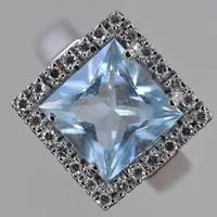 Ring med diamanter 0,20ctv enligt gravyr och ljusblå sten, stl 17, vitguld, 18K. Vikt: 9 g