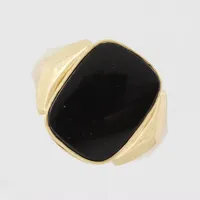 Klackring med svart sten troligtvis onyx, stl 19½mm, bredd 4,3-17mm, 18k Vikt: 5,5 g