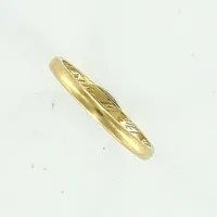 Ring, stl 18, bredd 2mm, gravyr, 18K  Vikt: 1,8 g
