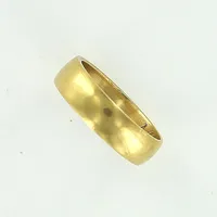 Ring, stl 16½, bredd 5mm, gravyr, 18K  Vikt: 4,6 g