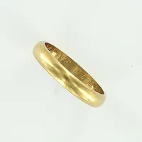 Ring, stl 17¾, bredd 3,3mm, gravyr, 18K Vikt: 3,6 g