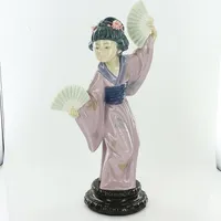 Figurin geisha "flicka med solfjädrar" Lladro, 30cm, smärre nagg på blommor, Spanien. Vikt: 0 g Skickas med postpaket.