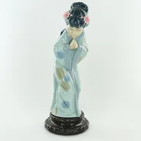 Figurin geisha "flicka med hopslagna händer" Lladro, 26cm, smärre nagg på blommor,  Spanien. Vikt: 0 g Skickas med postpaket.