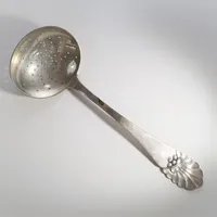 Sked silver 800-830/1000 graverad längd 16,5cm 37,6g Vikt: 37,6 g