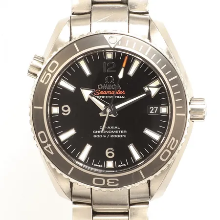 Herrur Omega Seamaster Planet Ocean, stål, automat Co-Axial, cal 8500, 600m/2000ft, ca 42mm, referensnr. 23230422101001, serienr. 85691717, datum, glasbaksida, heliumventil, stållänk med viklås, repor på länk, lås samt boett, 2st extra länkbitar, certifikat Krons ur daterat 31-10-12,  pictograms, chronometer certifikat, manual, box och ytterkartong, tidställningen fungerar inte helt, i övrigt håller klockan tiden.  Vikt: 0 g