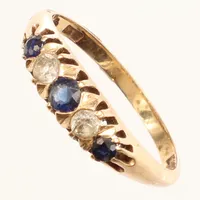 Ring med blå och vita stenar, stl 17½, bredd ca 1,6-4,4mm, 18K  Vikt: 2,7 g
