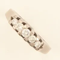 Ring vitguld med diamanter 2 x ca 0,04ct, 2 x ca 0,07ct, 1 x ca 0,10ct, stl 17¼, bredd ca 2-3,8mm, gravyr, 18K  Vikt: 5,3 g