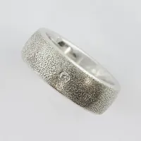 Ring matterad med diamant 0.03ct 8.8 gram, stl 15½mm, bredd 6,5mm, 9k vitguld Vikt: 8,8 g
