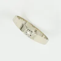 Ring med diamant ca 0,02ct, stl 15½mm, bredd ca 2 mm, 18k vitguld Vikt: 1,6 g