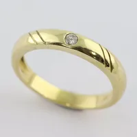 Ring med diamant  ca 0,04ct, stl 15¼mm, bredd ca 2,6-3,3 mm, 18k Vikt: 2,8 g
