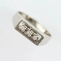 Ring med diamanter 3st totalt 0,06 enligt inskription, stl 15¾ mm, bredd ca 2 mm,  Ceson Guldvaru Ab Göteborg, 18k vitguld Vikt: 4,5 g