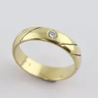 Ring  med diamant ca 0,10ct, stl 17¾mm, bredd ca 4,8 mm, 18k Vikt: 4,7 g