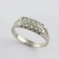 Ring med  diamanter ca 10x0,02ct, stl17 mm, bredd ca 1,9-5,2 mm, 18k vitguld Vikt: 2,5 g
