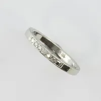 Ring med mönstrad kant ochdiamanter ca 5x0,01ct, stl 16¾ mm, bredd ca 2,2 mm, 18k vitguld Vikt: 3,2 g