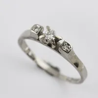 Ring  med 3 st diamanter totalt  0.11ct enligt inskription , stl inte rund och nästan brott på skena ca16 mm , bredd: 1,30 - 3,40 mm, 18k vitguld Vikt: 2,7 g