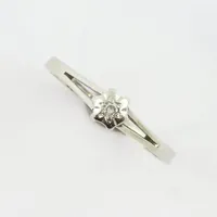 Ring med diamant ca 0,02ct, stl 16 mm, bredd ca 1,3-4 mm, 18k vitguld Vikt: 1,6 g