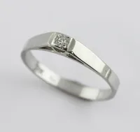 Ring med diamant ca 0,02ct, stl 17¼ mm, bredd ca 2,2-3mm, 18k vitguld Vikt: 1,8 g
