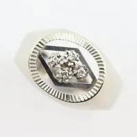Ring med diamanter ca 4x0,01ct, stl 16¼ mm, bredd ca 3,4-11 mm, 18k vitguld Vikt: 3,6 g