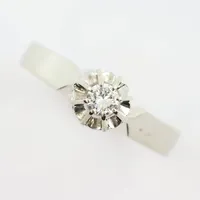Ring med diamant 0,11ct enligt inskription, stl 16¼ mm, bredd ca 2,3 mm, 8k vitguld Vikt: 2,5 g