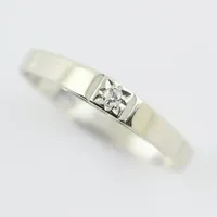 Ring med  diamant 0,02ct, stl 17½ mm, bredd ca 2,2-3 mm, 18k vitguld Vikt: 1,9 g