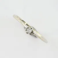 Ring med diamant 0,04 ct enligt inskription, stl 16½ mm, bredd ca 1,40 mm, 18k vitguld Vikt: 1,2 g