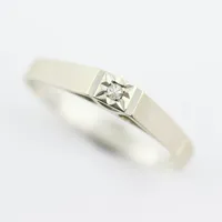 Ring  med diamant ca 0,02 ct, stl 17½mm, bredd ca 2,15 mm, 18k vitguld Vikt: 1,6 g