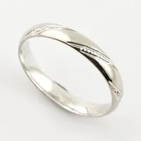 Ring mönstrad, stl 19 ¾ mm, bredd ca 3,5 mm, 18K vitguld Vikt: 3,5 g