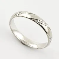 Ring mönstrad, stl 18½ mm, bredd ca 3,45 mm, 18k vitguld Vikt: 3,2 g
