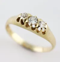 Ring med vita stenar, stl 15½ mm, bredd 1,8-4,8 mm, stämplad GVH, 18k Vikt: 3 g