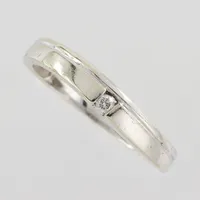 Ring med diamant 0,03ct, stl 16mm, bredd 1,6-3,3mm, stämplad GHA, 18k vitguld Vikt: 1,7 g
