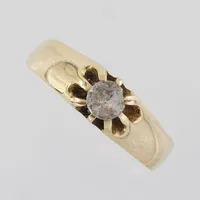 Ring med vit sten, stl 17½mm, bredd 2,6-5,4mm, Guldvaruaktiebolaget G. Dahlgren & Co Ab Malmö 1943, 18k Vikt: 3,3 g