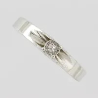 Ring med diamant ca 0,02ct , stl 17mm, bredd skena ca 2mm, Pettersson Ab Olof Stockholm 1977, 18k vitguld Vikt: 1,8 g