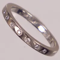 Ring med diamanter 7x ca 0,01ct, stl 17¼, bredd ca 2mm, vitguld, gravyr. 18K  Vikt: 3,5 g