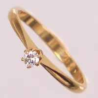 Ring med diamant 0,07ct enligt gravyr, stl 16½, bredd 1,5-3mm, Guldfynd 1984. 18K  Vikt: 1,9 g