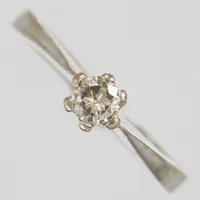 Ring, briljantslipad diamant ca0,19ct, ca W(H)/P, Ø16½, bredd:1-4,5mm, vitguld, 18K. Vikt: 2,2 g