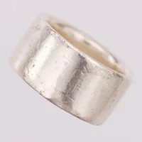 Ring, slät, stl 20¾, bredd 13,3mm, 925/1000 silver Vikt: 24,6 g
