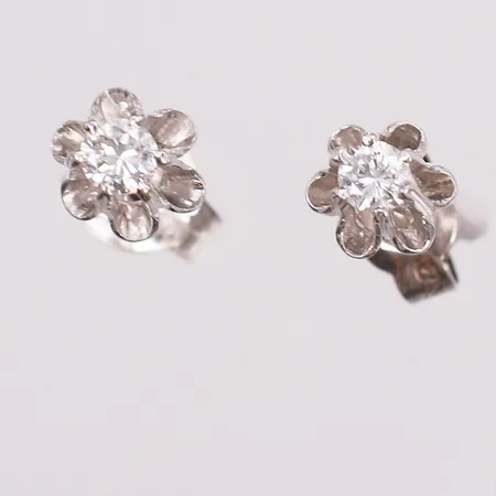 Ett par örhängen med briljantslipade diamanter 2 x ca 0,10ct, kvalitet ca TW-W(G-H)/VS-SI, Ø 7mm, en snurrebussar av silver, 18K vitguld Vikt: 0,9 g