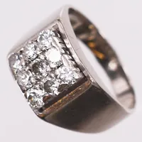 Ring med diamanter ca totalt, 0,72ct, stl: 15 ¾, slitna klor, 1 med nagg, otydliga stämplar 18K Vikt: 7 g