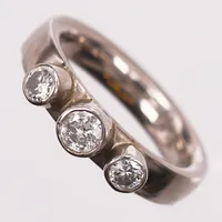 Ring med äldre briljantslipade diamanter, 1 x ca 0,25ct, kvalitet ca W-TCr(H-I)/P, nagg,  samt 2 x ca 0,15ct kvalitet ca W-TCr(H-I)/SI, bredd 47mm, stl: 16½,18K vitguld, vikt 9,2 gram Vikt: 9,2 g