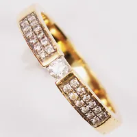 Ring, diamanter 1x ca 0,05ct, 24x ca 0,005ct, Ø16¾, nagg i mittsten, 18K 3,7g.