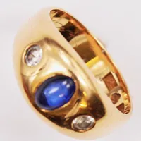 Ring, Ø15¾, bredd:8mm, blå/vita stenar, gravyr, 18K 6,8g.