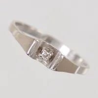 Ring, diamant 1x ca 0,005ct, stl 17¾, bredd 1,85-4mm, vitguld 18K  Vikt: 2 g