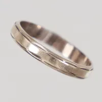 Ring, stl 18½, bredd 3,3mm, bruksslitage, vitguld 18K  Vikt: 2,5 g