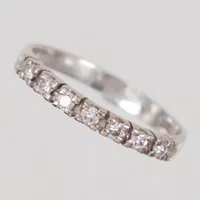 Halvallians ring, diamanter 7x ca 0,03ct, totalt 0,21ctv enligt gravyr, stl 18, bredd 2,6mm, vitguld 18K  Vikt: 2,3 g